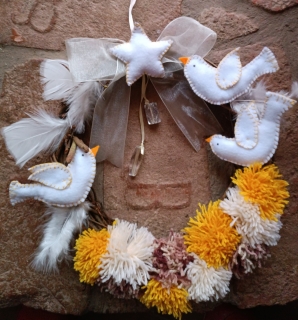 Békegalamb szilveszterre-ajtókopogtató-fehér filc madarakkal és pompom dekor-#www.dekorkucko.hu